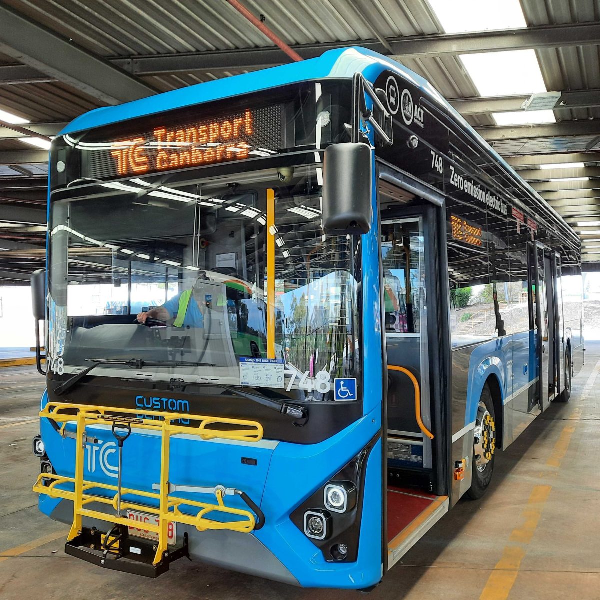 low-floor battery electric buses