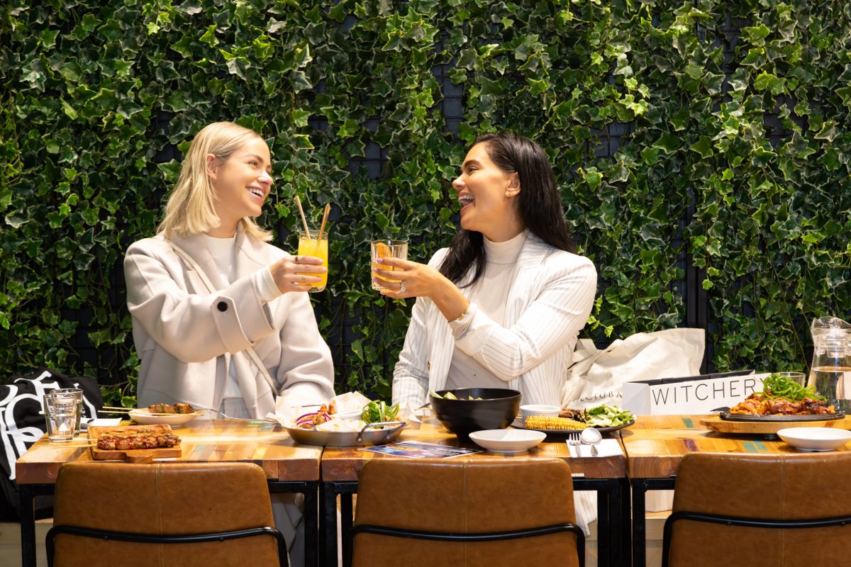 Two ladies cheersing drinnks