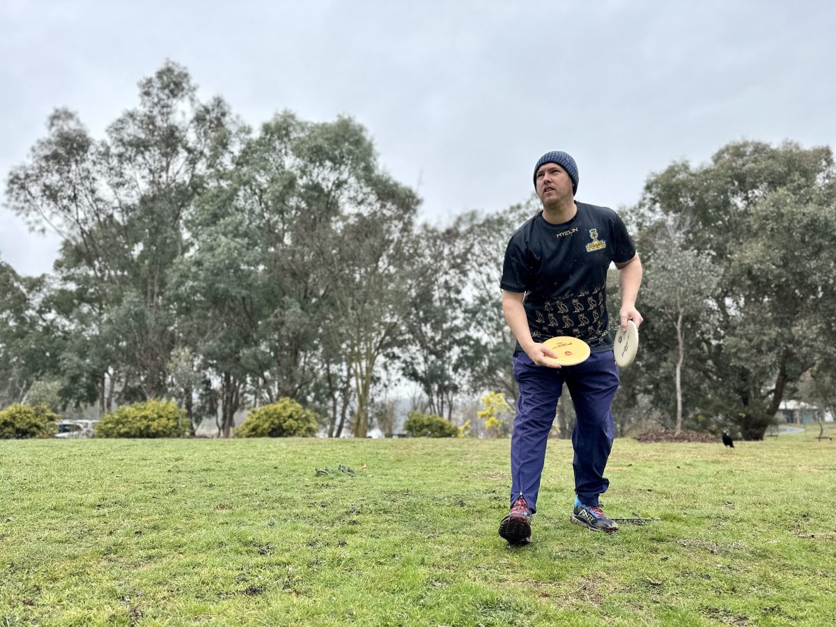 man playing disc golf