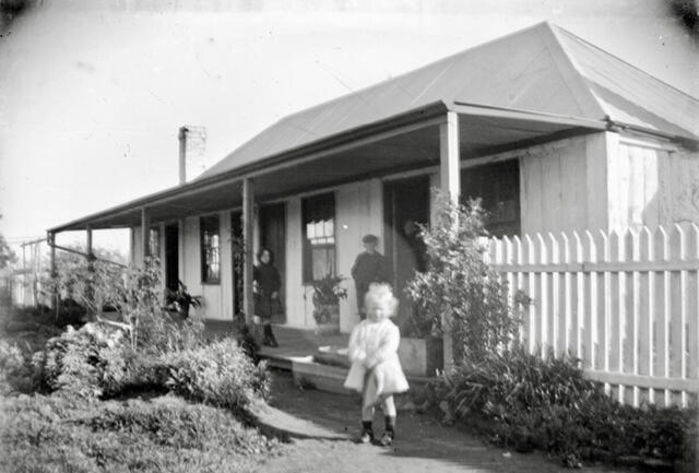 'The Pines' with the Reads and one of their daughters in front