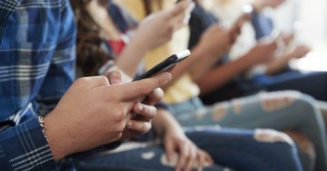 新州公立高中将禁止学生使用手机，10月起实行