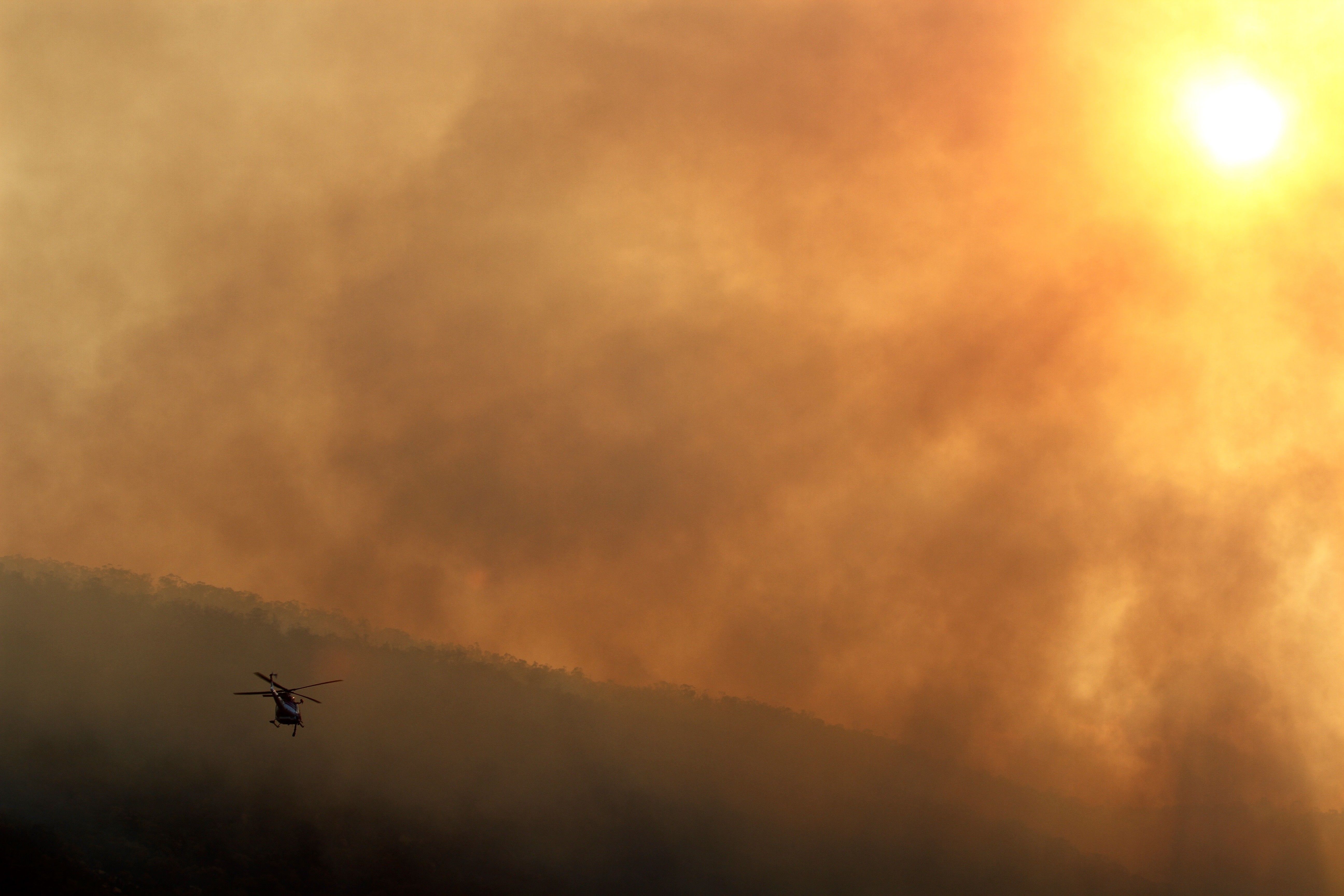 堪培拉山火：Orroral地区的大火已降至“建议”级别，目前燃烧面积逼近ACT的四分之一