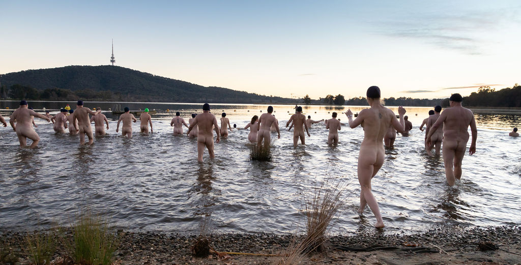 南半球冬至寒冷的清晨，勇敢的堪培拉人裸泳游湖，为“生命线”慈善募捐