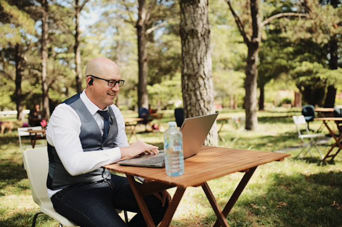 逃离办公室的完美方式：在堪培拉海格公园的户外办公桌，享受阳光，草坪和咖啡