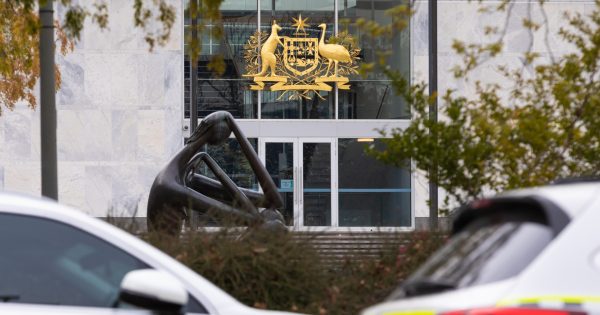 男子雇佣开锁人员闯入前伴侣家中