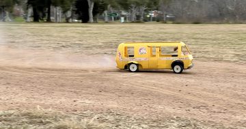 快看：堪培拉父子带你看看芭比娃娃驾驶的玩具小巴士能跑多快