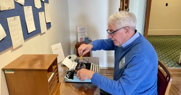 他收藏近千台打字机，也是堪培拉唯一的打字机维修师