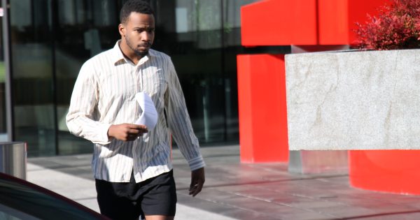堪培拉一名盗窃者在Westfield购物中心偷走46部手机，却避免入狱