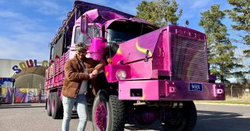 快看：穿梭在堪培拉街道的这辆粉色卡车是一个15吨重的移动大舞台