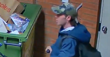 警方公布监控录像寻找涉嫌抢劫的男子