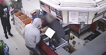 视频：监控拍摄到堪培拉一名男子持刀抢劫杂货店