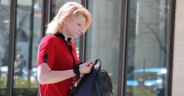 堪培拉女子向警方提交涉及1000名受害者的虐待儿童材料，避免入狱