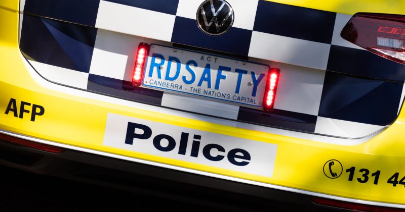 警方称，追捕过程中一名路怒司机将拖车撞向汽车
