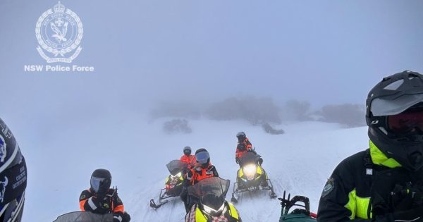 个人定位信标帮助七名雪山徒步旅行者获救