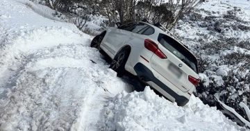 冰雪覆盖道路导致新州雪山路段发生数十起车祸