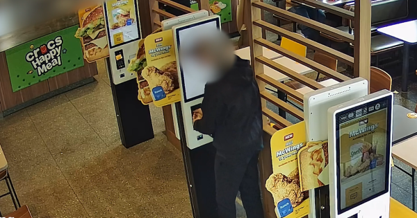 视频：堪培拉男孩涉嫌偷麦当劳刷卡机