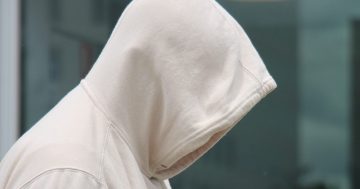 法庭获悉，前公务员强奸女孩300多次后指责其受害者