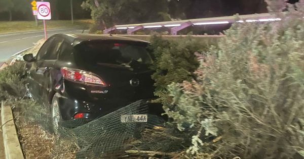 一辆黑色轿车撞上水泥墙，警方寻找相关线索