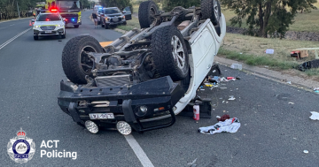 堪培拉一辆皮卡侧翻，车上三人被送往医院